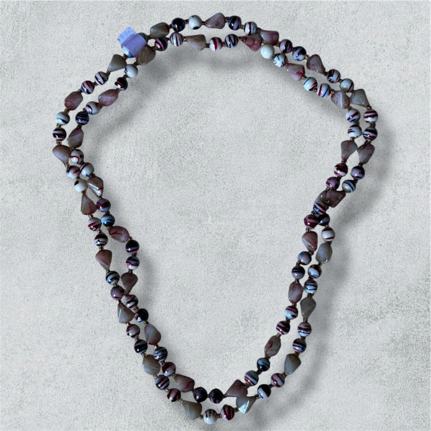 Collier de pierres colorées