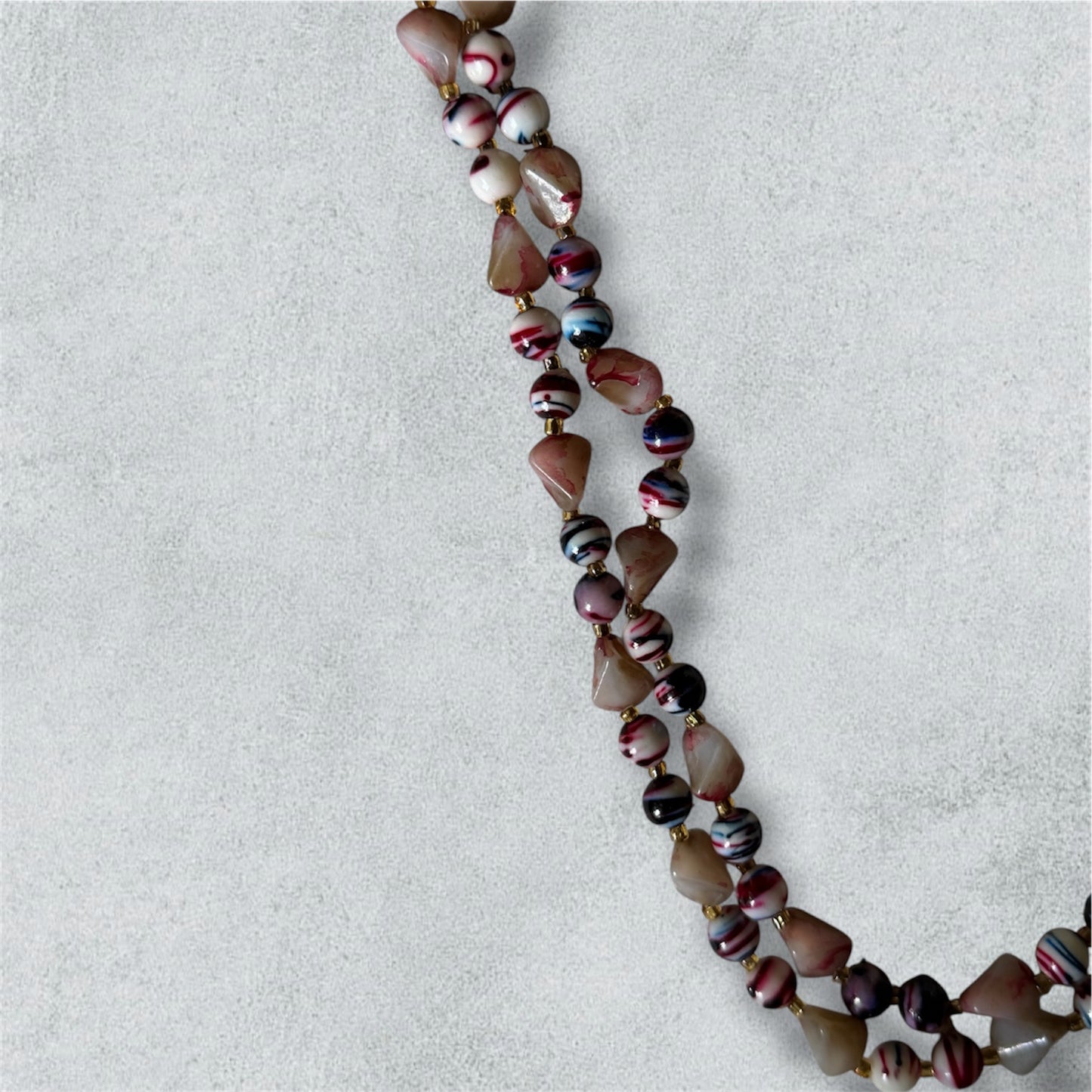 Collier de pierres colorées