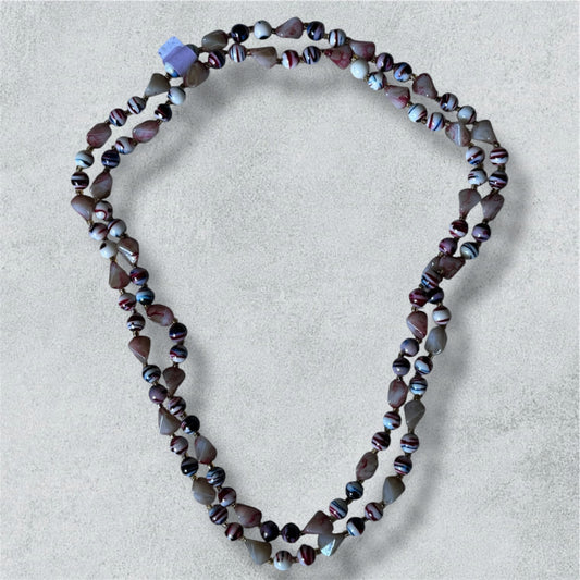 Collier de pierres colorées